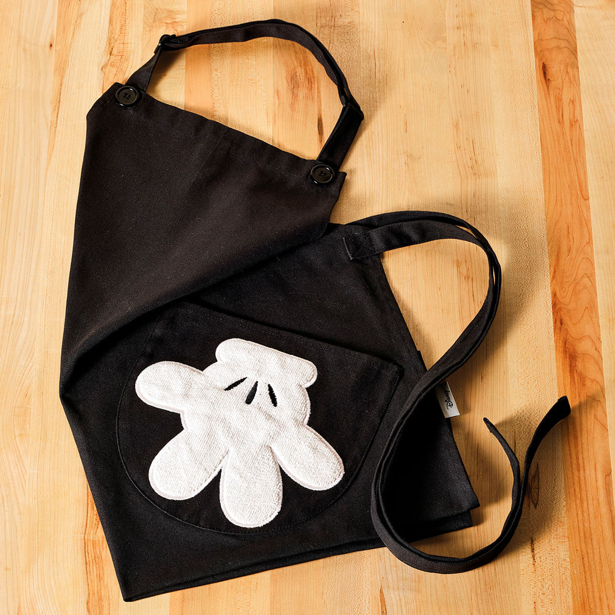 Delantal ajustable con bolsillos. Colección Disney Home Monochrome. Farberware img #3