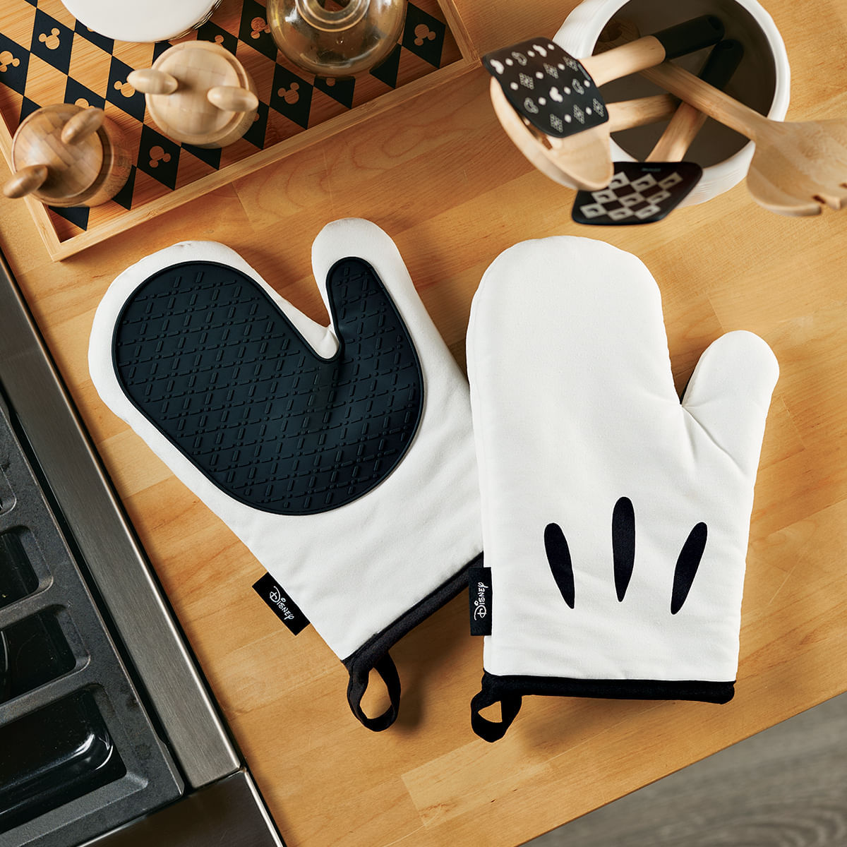 Guantes para horno. Colección Disney Home Monochrome. Farberware. img #3