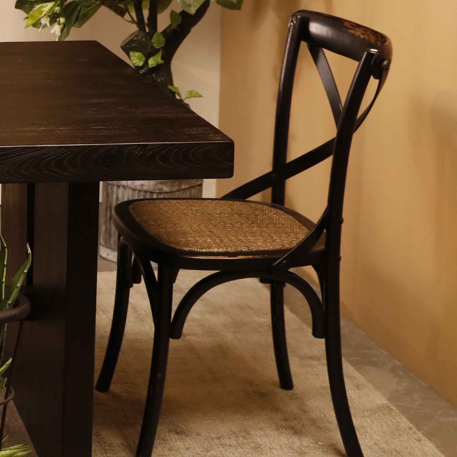 Silla negra en X tejida img #2